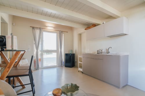 Moderna cucina e zona pranzo dell'appartamento Case Luparello Carolea a Noto con vista mare e arredamento contemporaneo