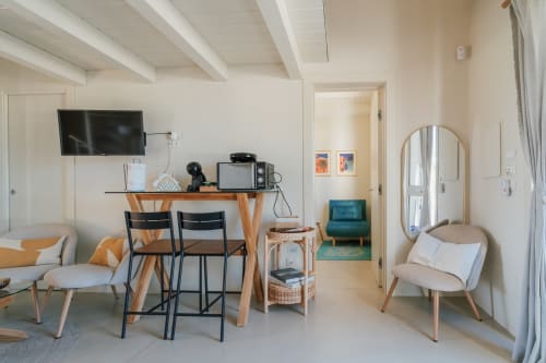 L'appartamento Carolea presso Case Luparello a Noto propone arredi moderni, TV, zona lavoro e vista sul giardino