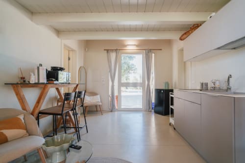 Cucina e zona pranzo moderna di Case Luparello Carolea a Noto con vista giardino, arredamento contemporaneo e