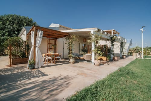 Appartamento Case Luparello Carolea a Noto con patio arredato, pergolato e vista giardino sotto cielo sereno