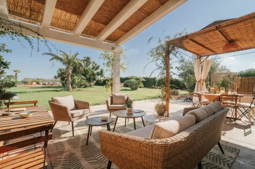 Appartamento Carolea a Case Luparello a Noto con ampio patio con vista sul giardino, arredamento in vimini, pergolato e viste su