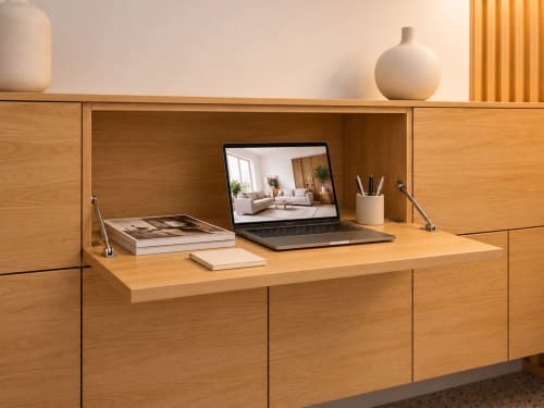 Scrivania moderna in legno a Easystay Bari con laptop, libri e articoli da ufficio in uno spazio luminoso