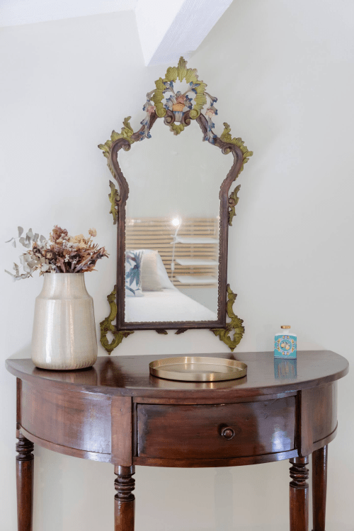 Elegante toeletta in legno con specchio ornamentale presso Case Luparello, appartamento hotel a Noto, Sicilia