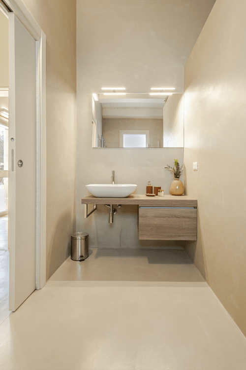 Bagno moderno nell'appartamento Carolea di Case Luparello, Noto con vanity sospesa e lavabo a bacinella