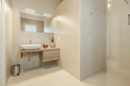 Moderno bagno dell'appartamento Carolea a Case Luparello, Noto con lavabo bianco, vanità in legno, specchio e doccia