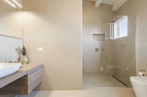 Bagno moderno nell'appartamento Carolea di Case Luparello a Noto, con doccia a filo pavimento e vanity in legno