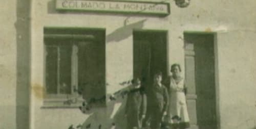 Entrada del Hotel La Muntanya en Llafranc con huéspedes frente al edificio de estilo colonial