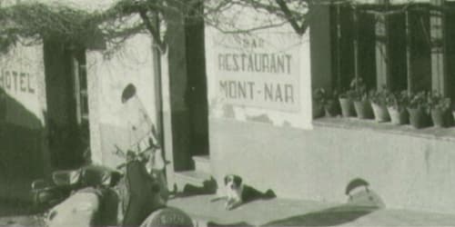 Escena vintage en la calle frente al restaurante Hotel La Muntanya Mont-Nar en Llafranc con coche clásico y perro