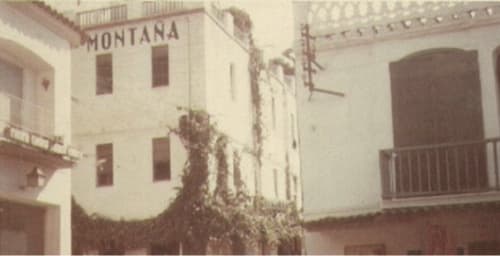 Fachada del Hotel La Muntanya en Llafranc, España con arquitectura colonial blanca y muros cubiertos de hiedra