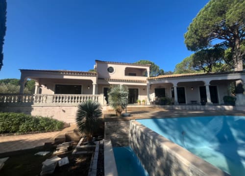 Villa de luxe La Conciergerie De Franck à Boissieres avec piscine et architecture méditerranéenne