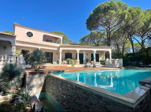 Villa de luxe avec piscine turquoise, terrasse et jardins méditerranéens à Boissières