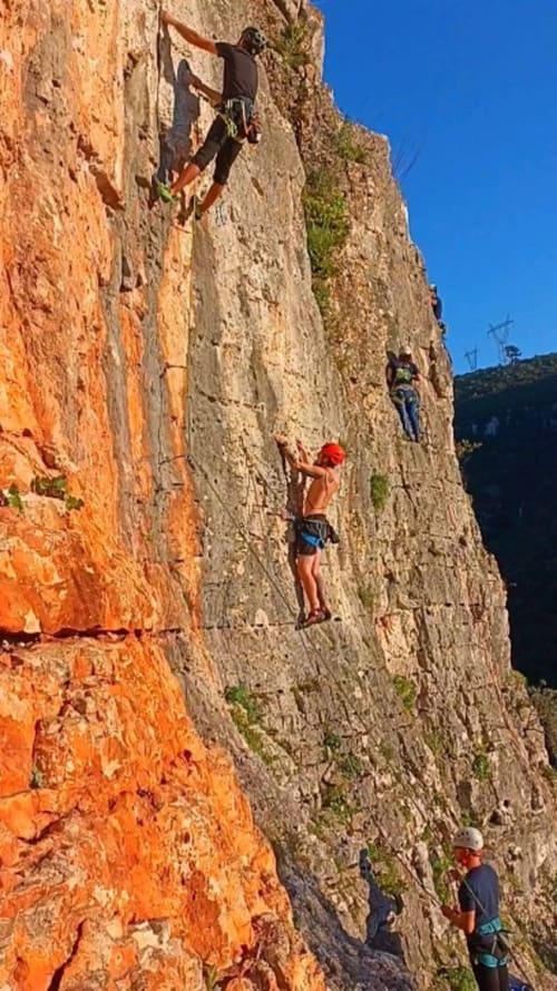 Escaladores subindo o penhasco de Recantos D'Almerinda, Pombal Portugal atividade de aventura