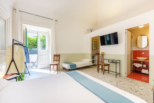 Camera luminosa con letti gemelli, vista mare, TV e bagno privato presso il B&B Oliveri 25 a Procida