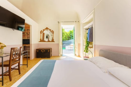 Appartamento B&B Oliveri 25 a Procida con camera con vista mare, arredamento in legno e accesso a balcone