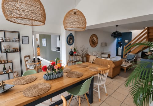 Espace ouvert salle à manger et séjour du Ty Coz Breizh B&B à Guidel avec luminaires suspendus tissés et décoration naturelle