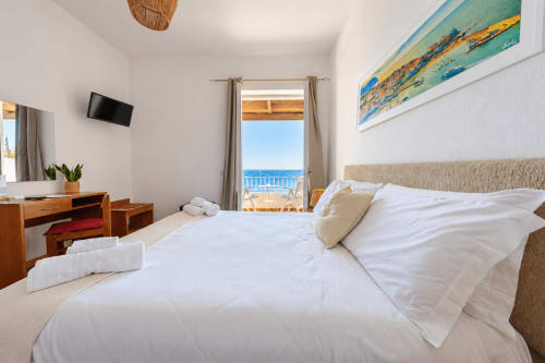 Camera luminosa con vista mare superiore a Villa Bina Sea Hotel, letto matrimoniale, balcone sul Mar Tirreno e moderno