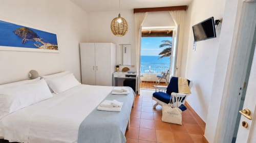 Camera Superior Villa Bina Sea Hotel con vista mare, accesso alla terrazza e comfort moderni a Serrara Fontana