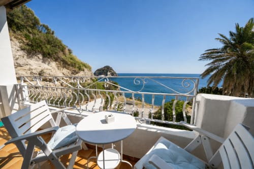 Balcone della camera superior di Villa Bina Sea Hotel con vista sul blu Mediterraneo e la costa di Serrara Fontana