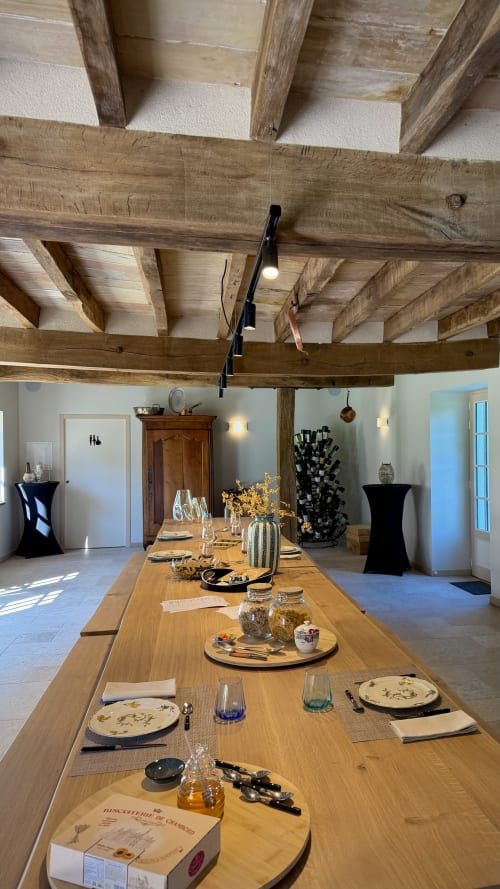 Salle à manger rustique à Cloffy B&B avec poutres en bois apparentes et table dressée pour le dîner