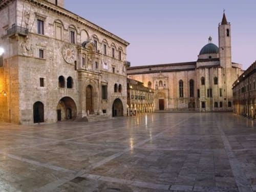 Piazza storica italiana al tramonto con architettura rinascimentale, torre dell'orologio e cattedrale vicino all'hotel Le Rooms