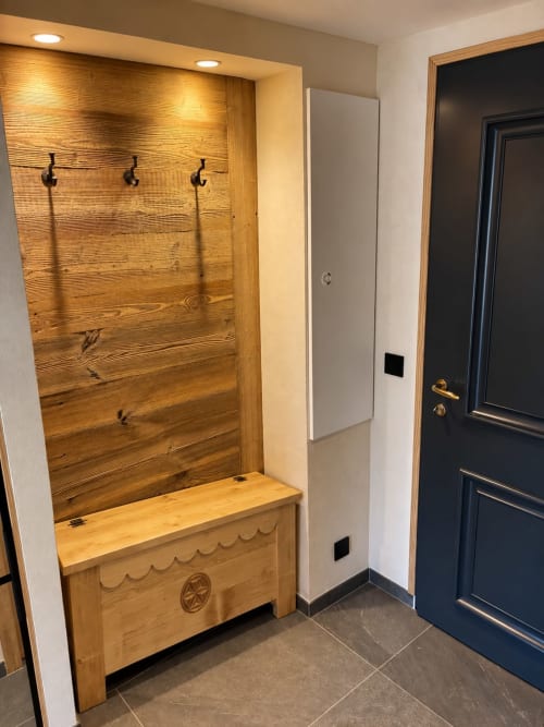 Entrée en bois du studio Les Tanières de Montgenèvre avec porte-manteaux et rangements