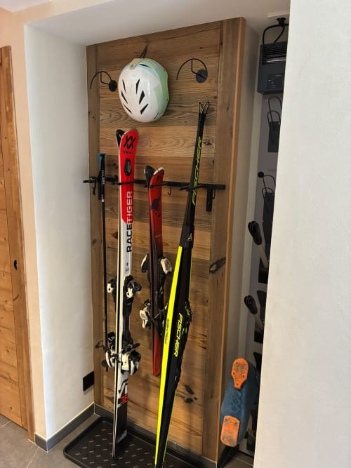 Rangement ski et snowboard avec casques et équipements aux Tanières, Montgenèvre