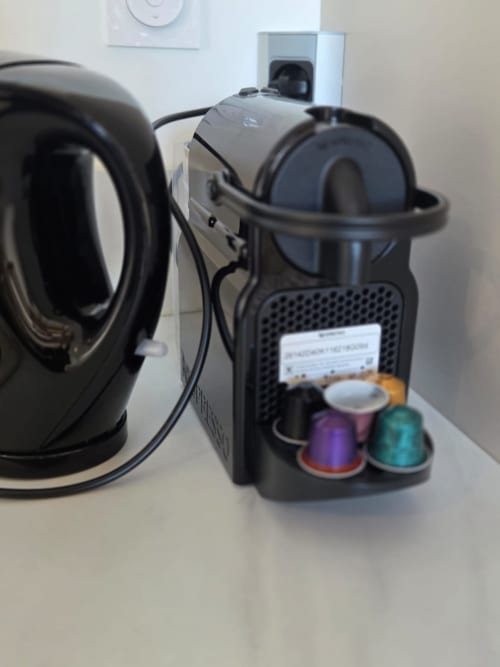Cafetera Nespresso con cápsulas de colores en el apartamento NN Patrimoine La Perle du Léman, Douvaine