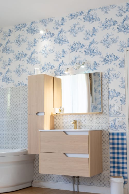 Salle de bain moderne de l'Hôtel Joly à Armentieres avec papier peint toile bleu, meuble vasque bois, miroir et lavabo blanc