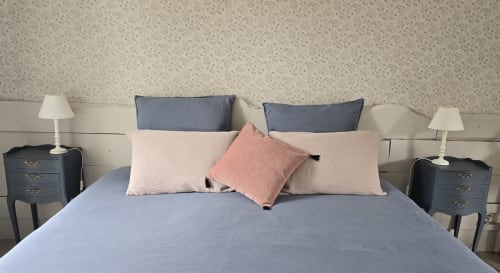 Elegantly styled bedroom at Domaine de la Cour VAUTIER with blue bedding, decorative pillows, and twin nightstands with lamps