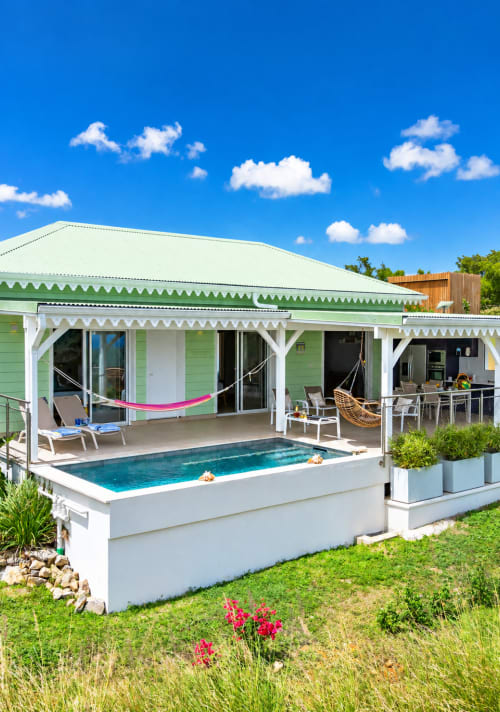Villa Chanté Grenouilles aux Terrasses du Morne Gommier, Martinique : villa verte et blanche avec piscine privée, hamacs et