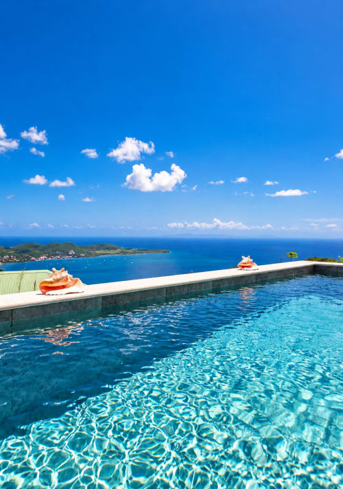 Piscine à débordement vue sur la mer des Caraïbes turquoise à la villa Terrasses du Morne Gommier, Martinique