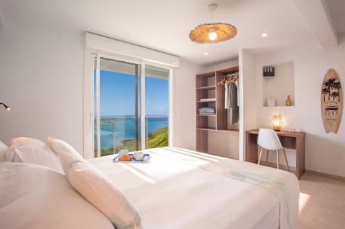 Chambre moderne lumineuse avec vue sur la mer à la Villa Nid des Colibris, Le Marin Martinique