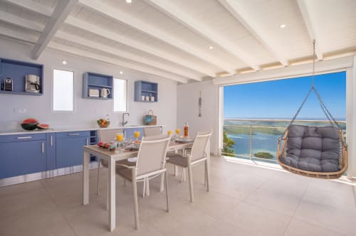 Cuisine et salle à manger modernes avec vue sur mer aux Terrasses du Morne Gommier, Martinique