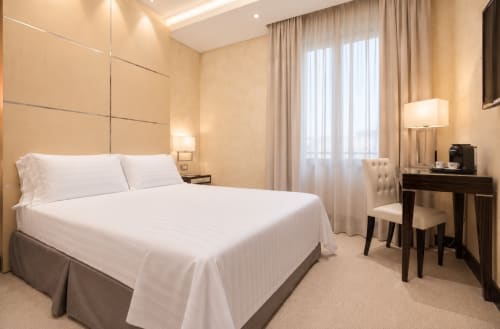 Camera standard Maison Candia Roma con letto queen, scrivania e vista sulla città