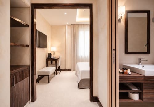 Camera standard Maison Candia a Roma con letti gemelli, bagno moderno, scrivania e vista sulla città