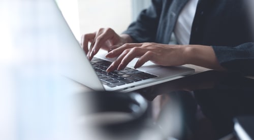 Persona de negocios escribiendo en laptop en Hotel La Muntanya, Llafranc