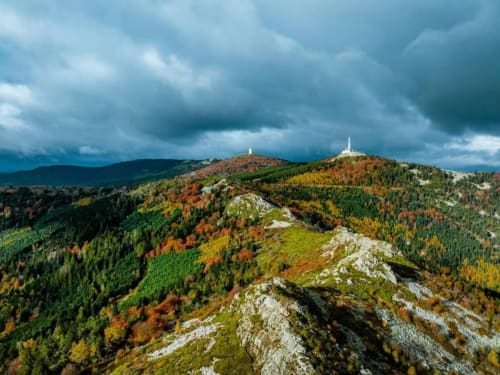 Paysage de forêt d'automne avec pics rocheux près de Saint Etienne, France - Gîte Furanelle avec vue sur les montagnes