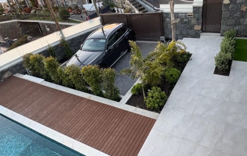 Villa de luxo BHF Residences com carro preto na entrada, jardim impecável, terraço em madeira e piscina em Arco da Calheta