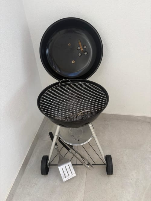 Churrasqueira de carvão preta em tripé na villa BHF Residences, Arco da Calheta, Portugal