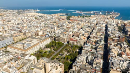 Vista aerea del paesaggio urbano di Bari con costa mediterranea, porto e architettura storica vicino agli Sidra Apartments