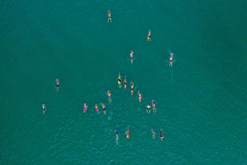 Vista aérea de bañistas y buceadores en las aguas turquesas del Mediterráneo cerca del Hotel La Muntanya en Llafranc, España
