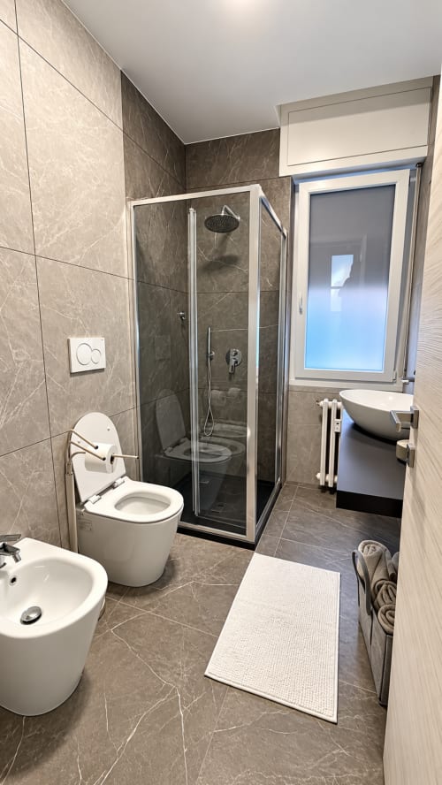 Bagno moderno a Tolstoi 13.15 a Saronno con cabina doccia, wc, bidet e design accessibile