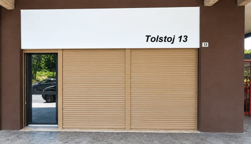 Ingresso appartamento Tolstoi 13 a Saronno con porte scorrevoli in legno e vista parcheggio
