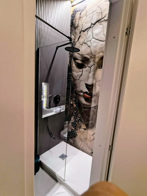 Elegante box doccia con murale artistico a volto incrinato nella suite JR Deluxe di Plebiscito Suite, Napoli