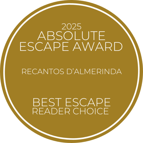 Distintivo Absolute Escape Award 2025 de Recantos D'Almerinda, Melhor Escolha dos Leitores, Pombal Portugal