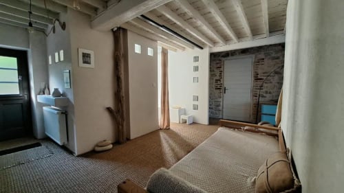 Spacieux studio de la Furanelle B&B à Saint Étienne avec poutres apparentes, aménagement ouvert et équipements modernes
