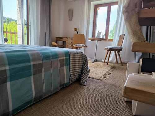 Chambre de la Furanelle B&B à Saint-Etienne avec literie écossaise, mobilier bois et vue sur la campagne