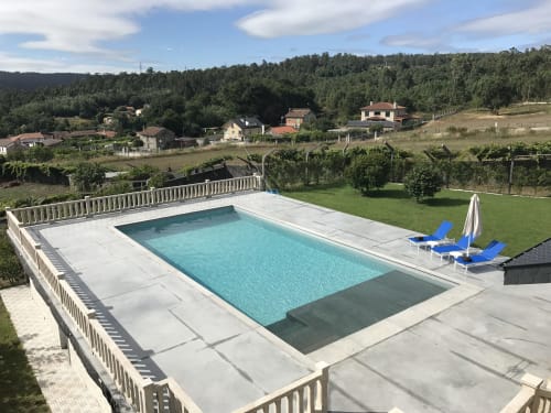 Luxury swimming pool at A Quinta de Lapido cottage in Spain, overlooking vineyards and countryside