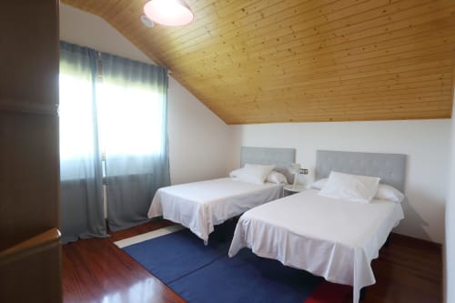 Dormitorio doble con techo de madera en A Quinta de Lapido, alojamiento de cama y desayuno