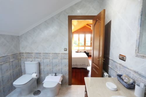 Cuarto de baño con bañera en la habitación Doble de A Quinta de Lapido B&B España, equipado con inodoro, bidé y lavamanos